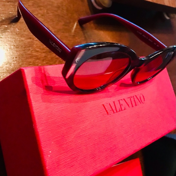 Beautiful authentic Valentino Burgandy Tortoise Shell Sunglasses-New in Box - Picture 6 of 16